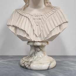 A Giannelli signed Angelica Maria bust on a white marble base. It is in good original condition with no faults.