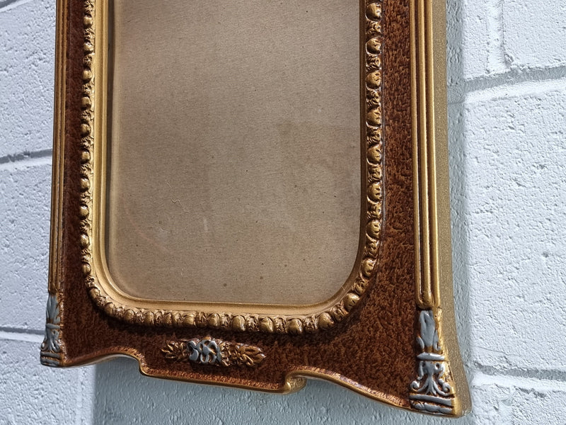 Oval decorative frame “Empire Art Co Sydney” with convex glass. In good original condition.