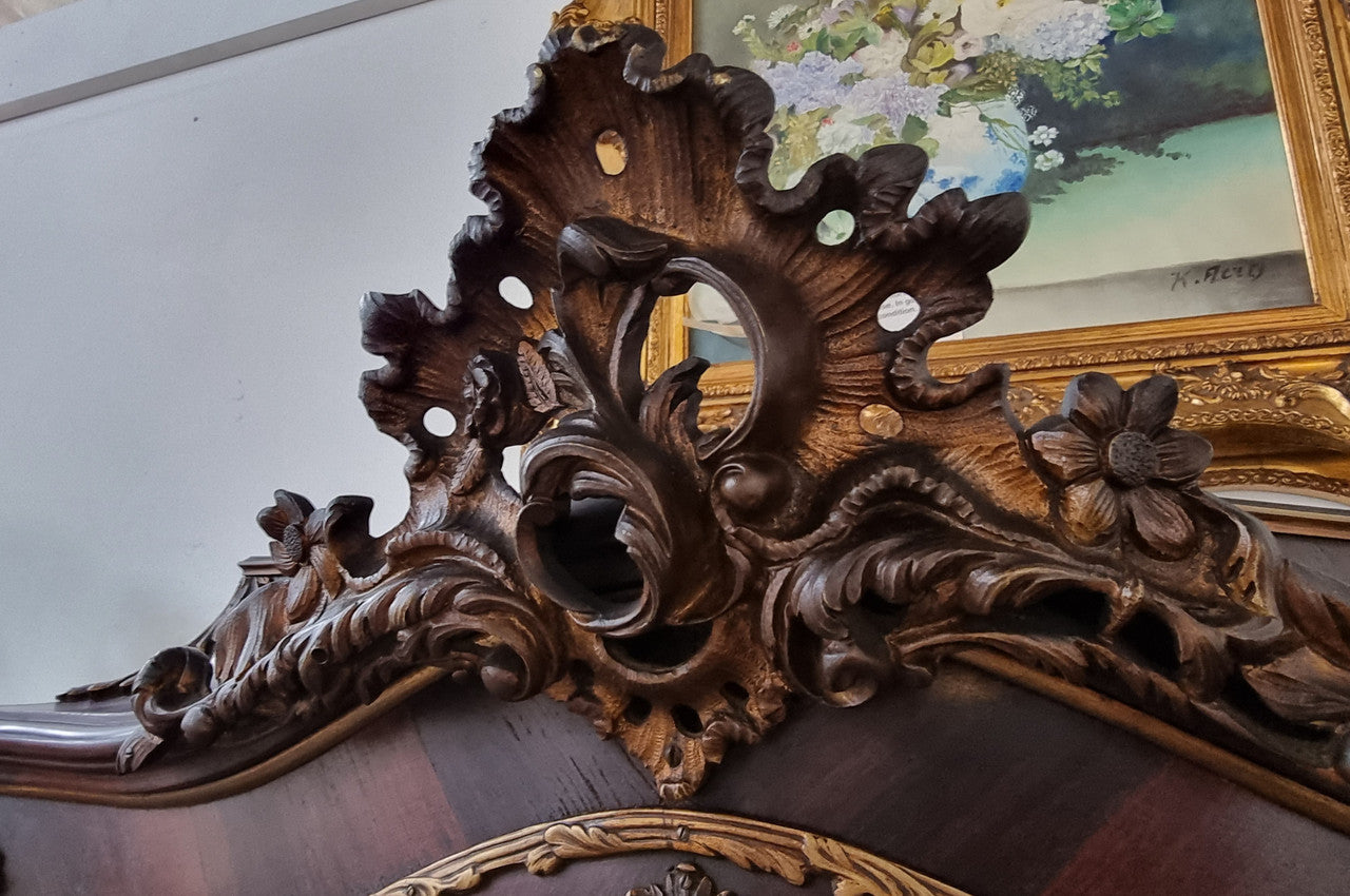 French Louis XV style marquetry inlaid vitrine with ormolu mounts and curved glass. The inside in lined with a red velvet upholstery and has two glass shelves. It has been sourced from France and is in good original detailed condition.
