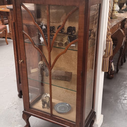 Art Deco single door display cabinet with two fixed glass shelves. It is in good original condition and has been sourced locally.