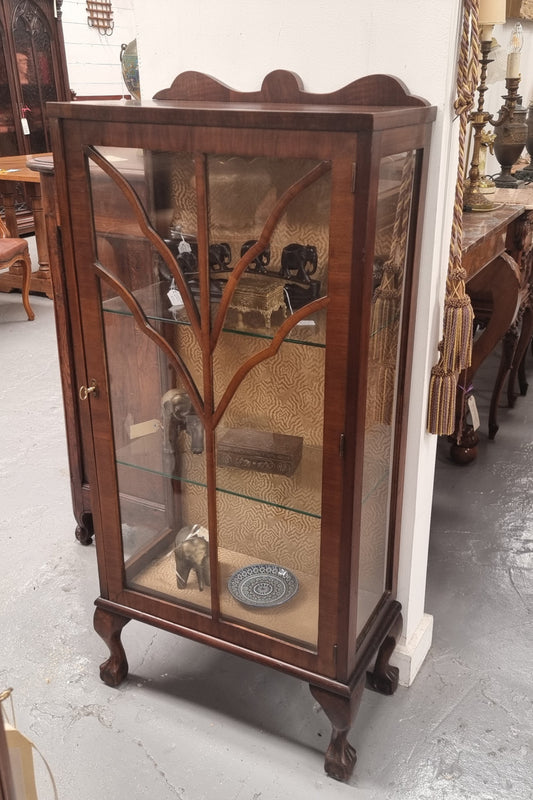 Art Deco single door display cabinet with two fixed glass shelves. It is in good original condition and has been sourced locally.