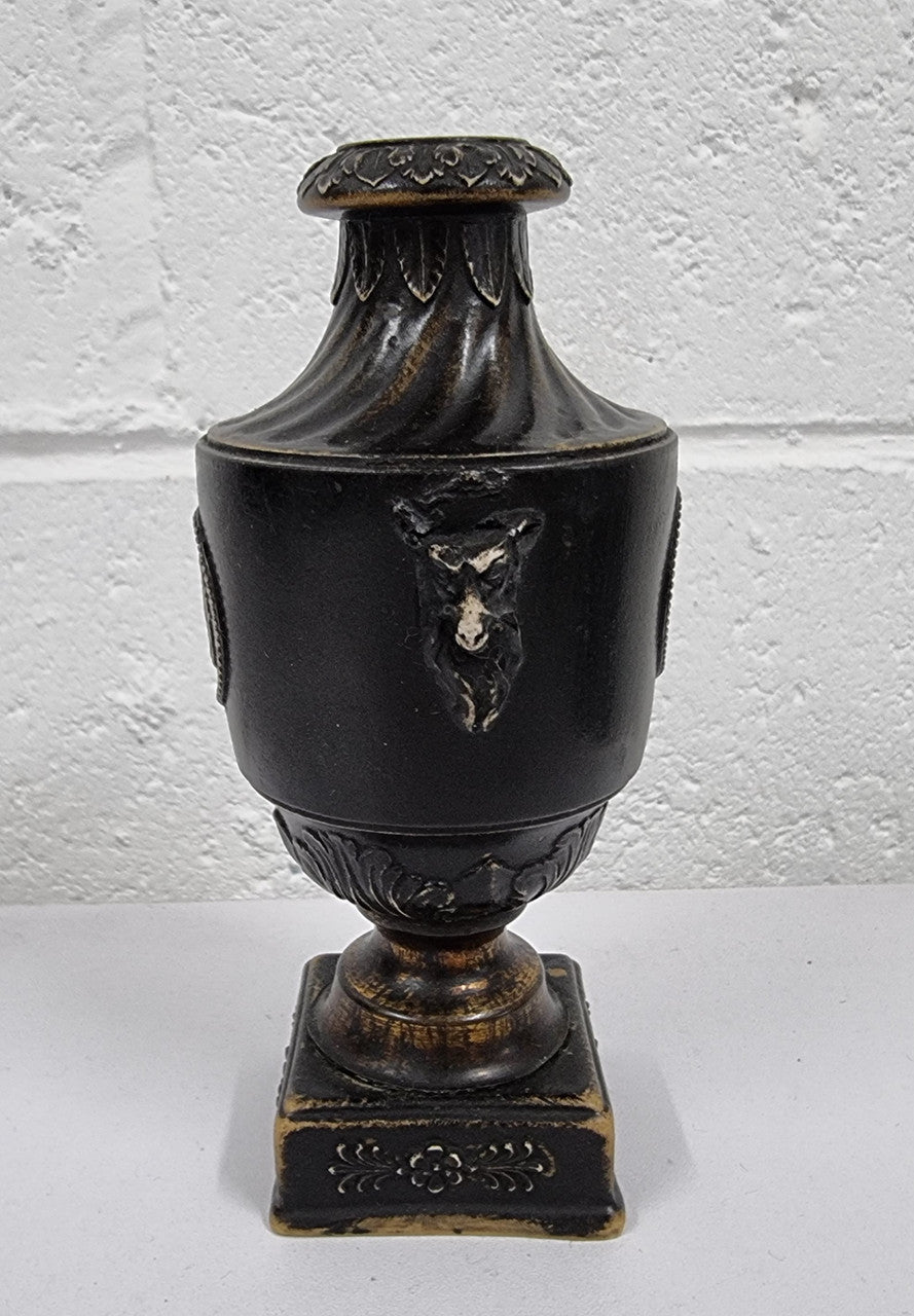 Lovely Victorian Wedgwood Georgian style small urn. In good original condition, please view photos as they help form part of the description.