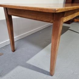 Fabulous Bespoke custom made Antique style American Oak Farmhouse Table. Made from reclaimed American Oak and is good original detailed condition.
