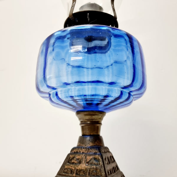 Stunning late Victorian blue bowl and cast iron base kero lamp. In good original condition. Please view photos as they form part of the description.