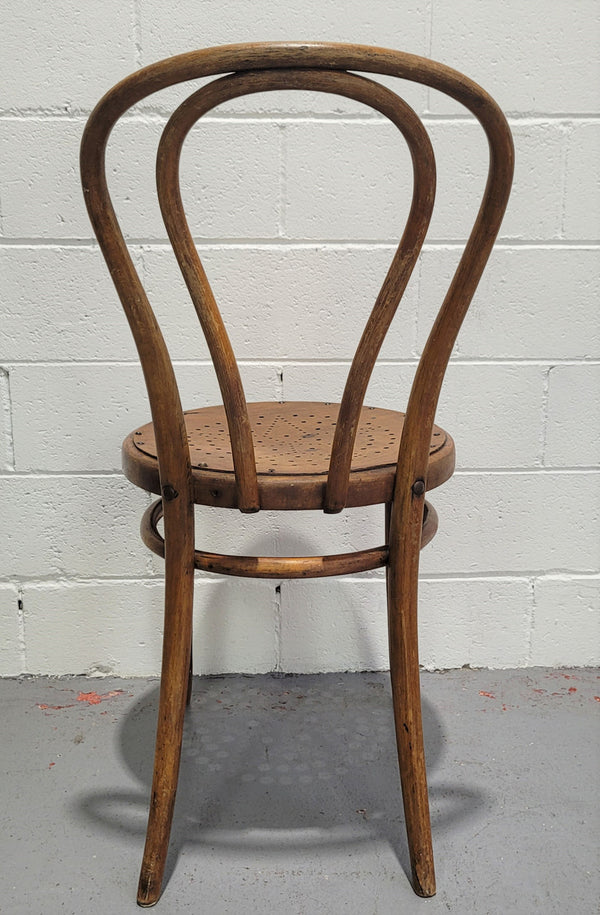 Lovely Antique bentwood chair with gorgeous star decoration. In good original conditions.