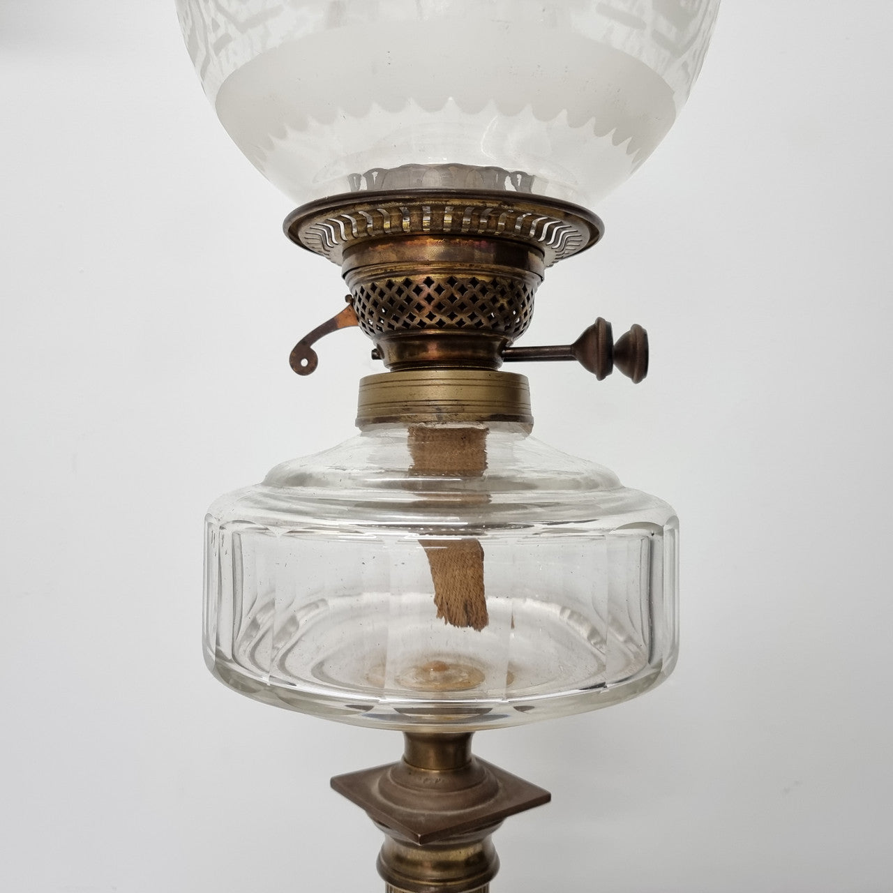 Great original condition Victorian brass banquet lamp with original shade. Please view photos as they form part of the description.