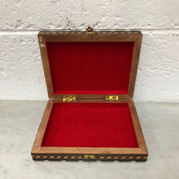 Vintage inlaid folded chess board box with pieces inside. In good clean original condition.