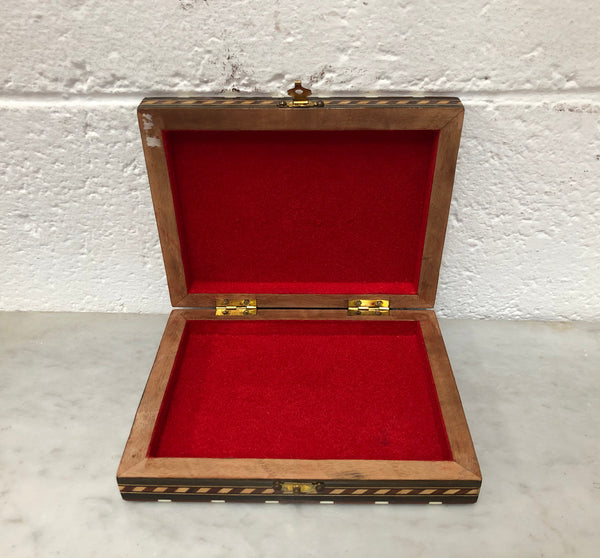 Vintage inlaid folded chess board box with pieces inside. In good clean original condition.