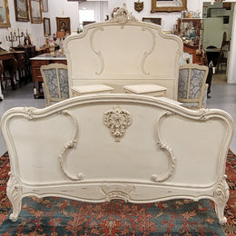 French Louis 15th Style French queen size bed and rails with custom made slats in distressed chalk painted finish. It has been sourced from France and is in good original detailed condition.