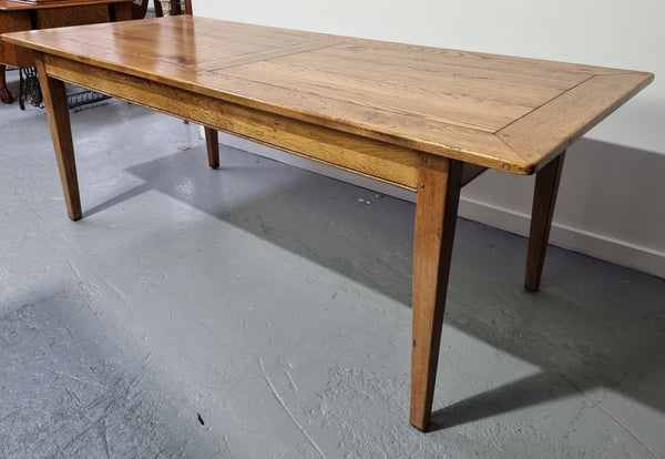 Fabulous Bespoke custom made Antique style American Oak Farmhouse Table. Made from reclaimed American Oak and is good original detailed condition.