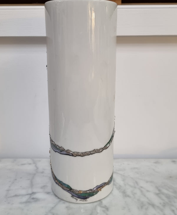 Beautiful decorative modern Mid Century signed vase. It is in good original condition, please view photos as they help form part of the description.