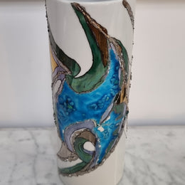 Beautiful decorative modern Mid Century signed vase. It is in good original condition, please view photos as they help form part of the description.