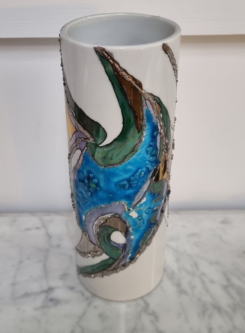 Beautiful decorative modern Mid Century signed vase. It is in good original condition, please view photos as they help form part of the description.