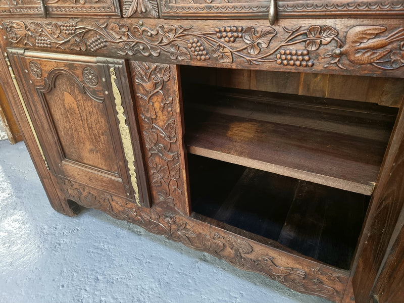 Absolutely stunning French early 18th century kitchen dresser/Vaisselier with beautiful carving and cupboards for storage . The top carved section has four shelves for display and is in good original detailed condition.
