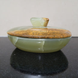 Stunning Vintage onyx marble trinket box and lid. It is in good original condition, please view photos as they help form part of the description.