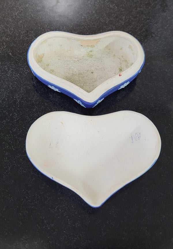 Antique Wedgwood heart shaped covered trinket box. In good original condition, please view photos as they help form part of the description.