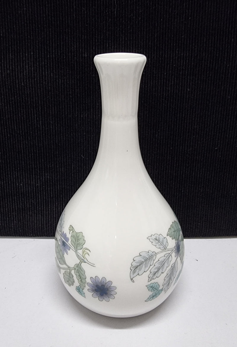 Lovely Wedgwood Clementine bone china vase with a floral design. In good original condition. Please view photos as they help form part of the description.