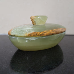 Stunning Vintage onyx marble trinket box and lid. It is in good original condition, please view photos as they help form part of the description.