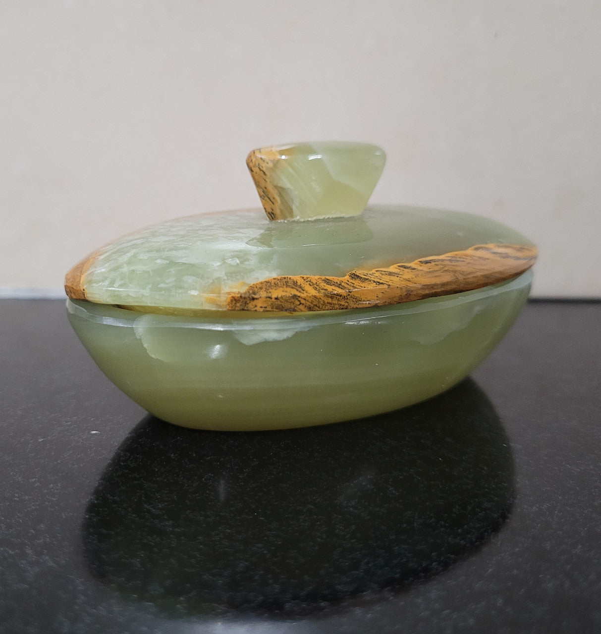 Stunning Vintage onyx marble trinket box and lid. It is in good original condition, please view photos as they help form part of the description.