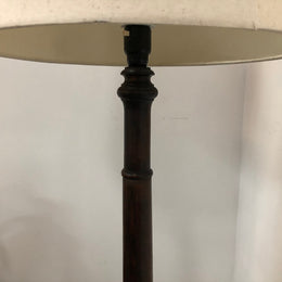 Oak Tudor style standard lamp that has been rewired and has a foot switch. In good original condition. 

Please note lampshade shown in photos is not included.