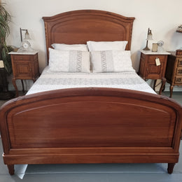 Fabulous French Walnut queen size bed with lovely detail and comes with custom made slates. It is in good original detailed condition.