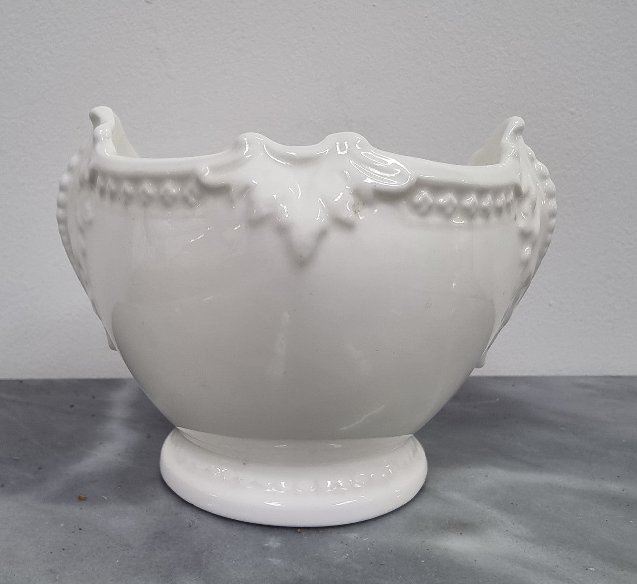 Lovely white shell shaped Coalport bowl . In good original condition with no chips or cracks, please view photos as they help form part of the description.