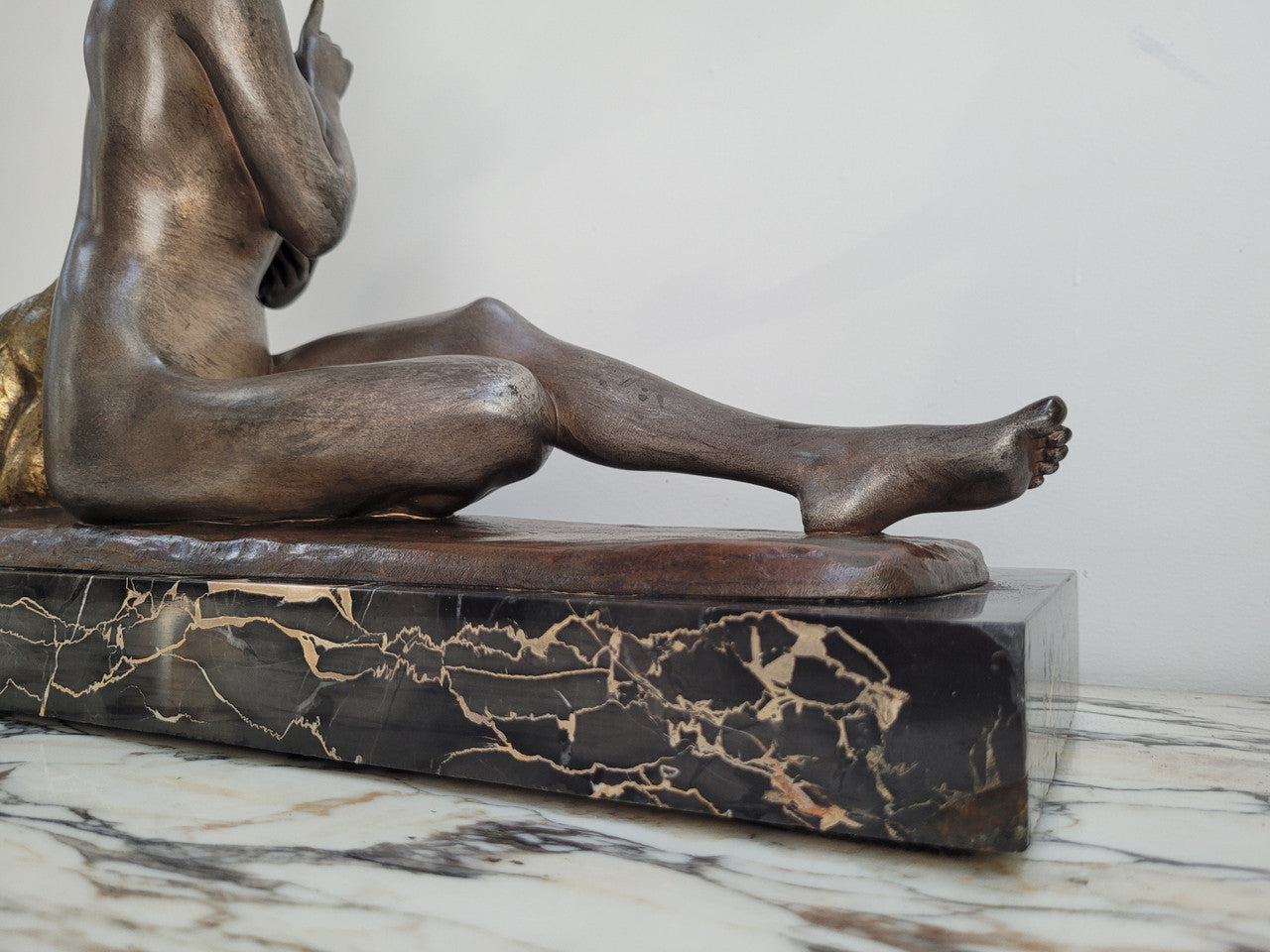 French Art Deco bronze figure on marble base circa 1925. Signed by Louis Riche (1877-1949) who specialized in sculpting animals in bronze with German Shepard being his specialty and considered a master at reproducing them. His first exhibit was at the age of 19.
