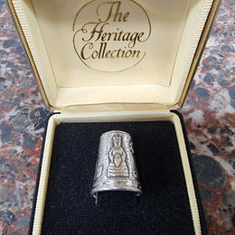 Sterling silver boxed thimble from the Heritage Collection “Three Kings”. Birmingham 1991.