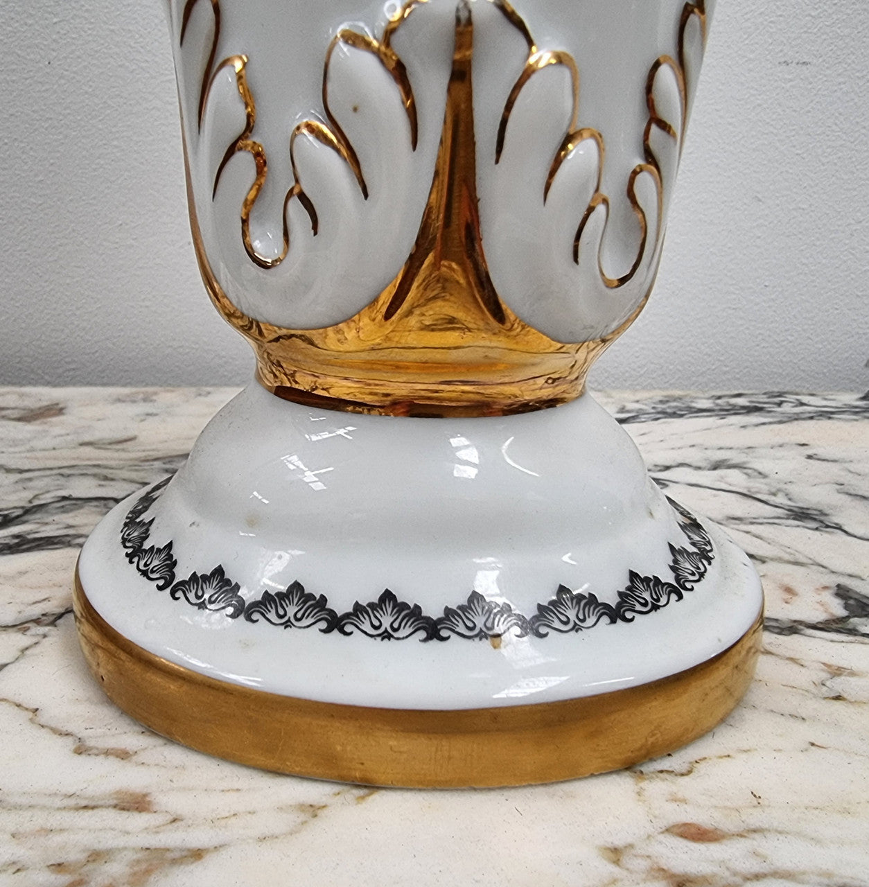 French 19th century Limoges style vase with lid. In good original condition with no chips or cracks. Please view photos as they help form part of the description.