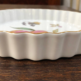 Royal Worcester "Evesham" porcelain gold trim quiche baking dish, 22cm in diameter. In good condition please view photos as they form part of the description.