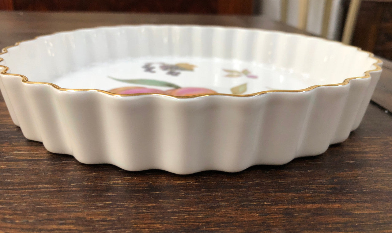 Royal Worcester "Evesham" porcelain gold trim quiche baking dish, 22cm in diameter. In good condition please view photos as they form part of the description.