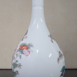 Wedgwood “Kutani Crane” gold trimmed bud vase. It is in good original condition with no chips or cracks, please view photos as they help form part of the description.
