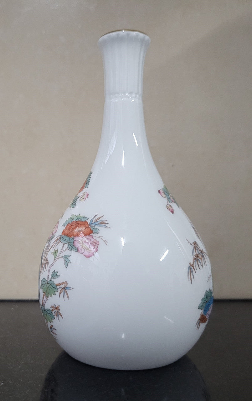 Wedgwood “Kutani Crane” gold trimmed bud vase. It is in good original condition with no chips or cracks, please view photos as they help form part of the description.