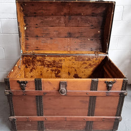 Late Victorian Saratoga dome top travelling trunk. It is in good detailed condition. Please see photos as it forms part of the description.