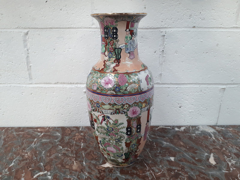 Nicely hand-painted Chinese Republic vase. In good condition. Circa 1950's.