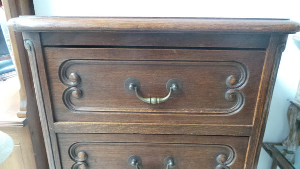 A beautiful French petite Oak carved chest of drawers. It comes with four drawers and plenty of room. It is in very good original condition. Ideal for smaller spaces or apartments.
