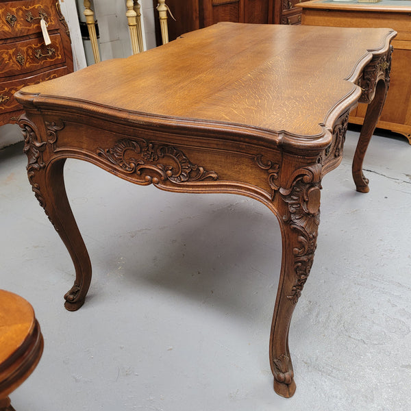 19th Century Louis 14th style quality French carved Oak bureau plat. It has three lockable deep drawers and beautifully carved legs. It has been sourced from France and is in good original detailed condition.