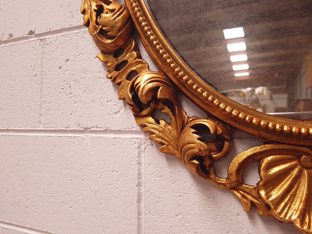 A beautiful 19th century Italian decorative gilt carved oval wall mirror and in good original condition.