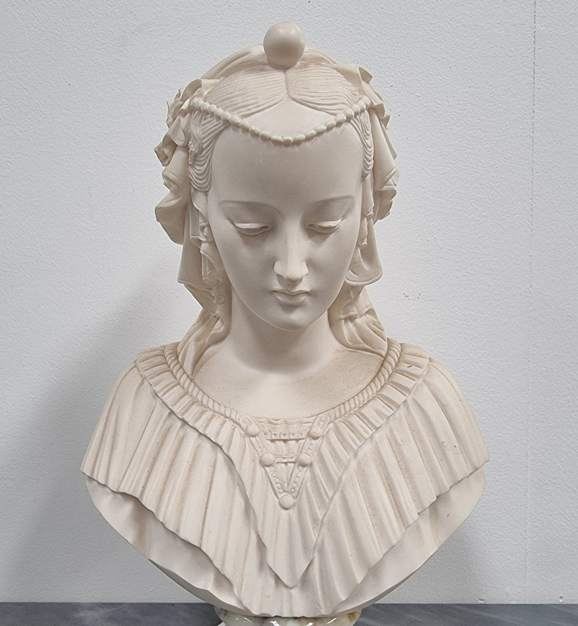 A Giannelli signed Angelica Maria bust on a white marble base. It is in good original condition with no faults.