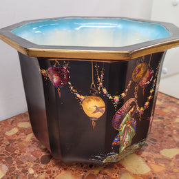 Stunning antique Jardinière with a black background and colorful oriental scene with gold trim. It is in good original condition It is in good original condition please view photos has they help form part of the description. Stamped "Olympic English Make"