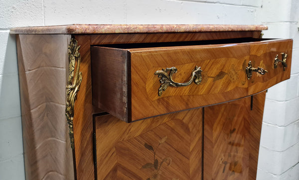 French Louis XV style marquetry inlaid marble top side cabinet. It has one drawer at the top and two doors open up to two adjustable shelves. It has beautiful coloured marble and decorative mounts. In good original detailed condition.