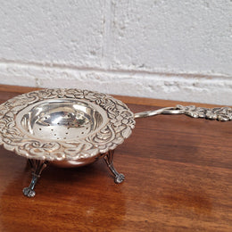 Beautiful and decorative Vintage Dutch Silver (90) tea strainer and stand. In good original condition.