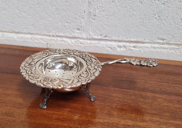 Beautiful and decorative Vintage Dutch Silver (90) tea strainer and stand. In good original condition.