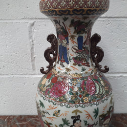 Antique 19th Century Chinese export hand-painted Qing Dynasty vase. Chien-Lung base. Rego mark to (1736-1795)