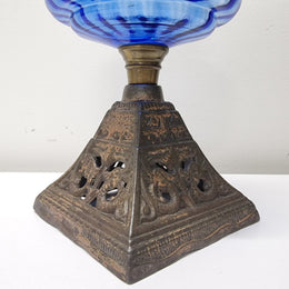 Stunning late Victorian blue bowl and cast iron base kero lamp. In good original condition. Please view photos as they form part of the description.