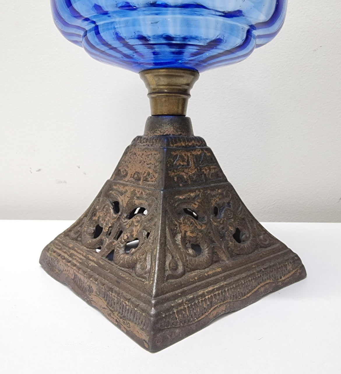 Stunning late Victorian blue bowl and cast iron base kero lamp. In good original condition. Please view photos as they form part of the description.