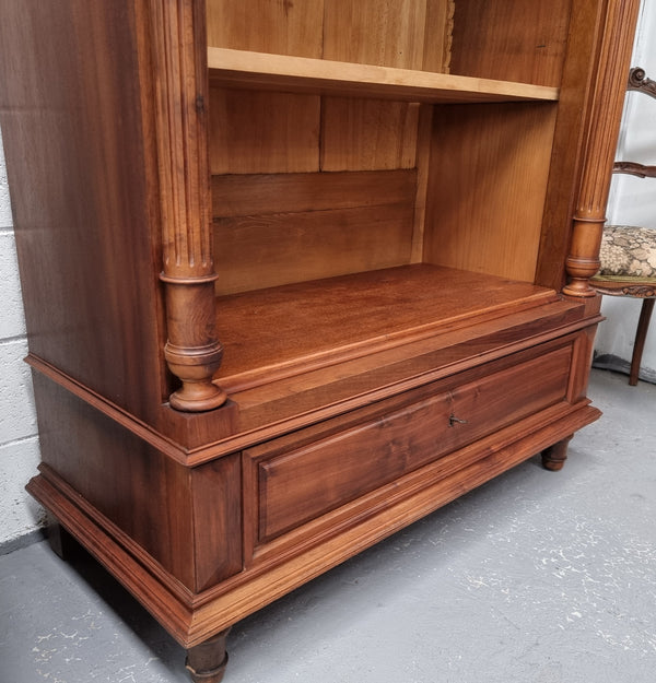 Grand French Henry II style open bookcase with four fully adjustable shelfs and one drawer at the bottom. It is in good original detailed condition.