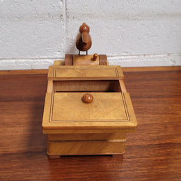 Vintage walnut pecking bird novelty dispenser, in good original condition. Please see photos as it forms part of the description.