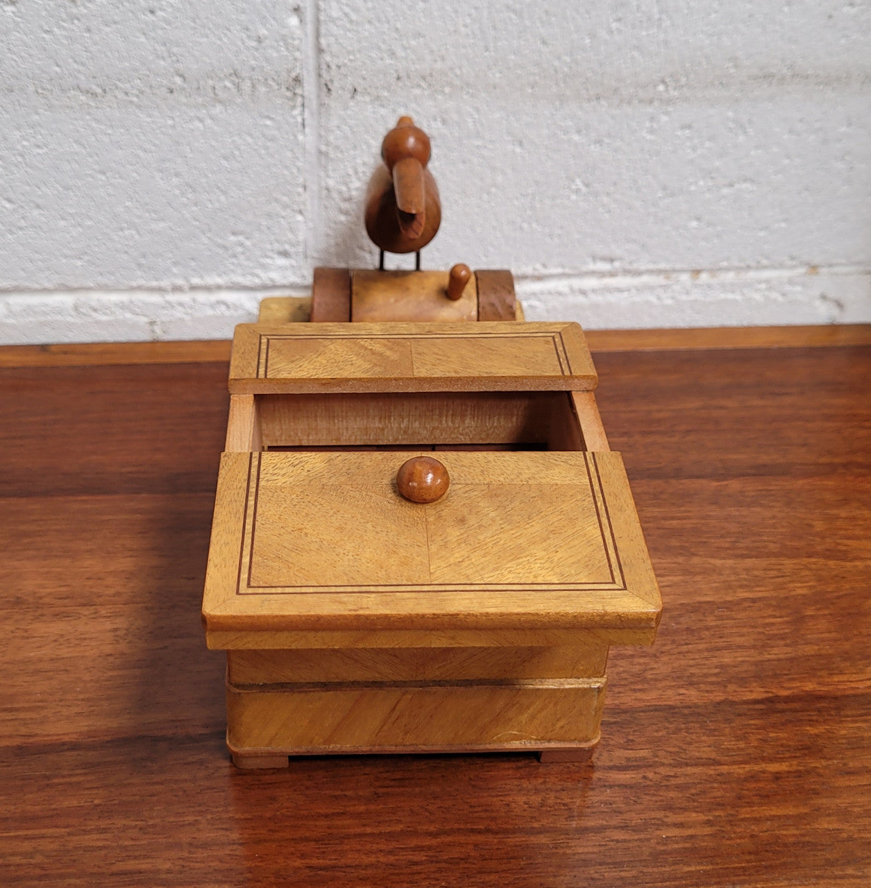 Vintage walnut pecking bird novelty dispenser, in good original condition. Please see photos as it forms part of the description.