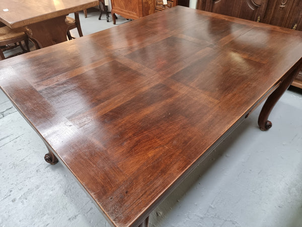 Lovely French Walnut Louis XV style extension table. Once fully extended the table is 266 cm long and is in good original condition.